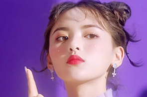 都在看杨超越的丸子头,有谁注意到"雀斑妆"美甲?意外显手白_1