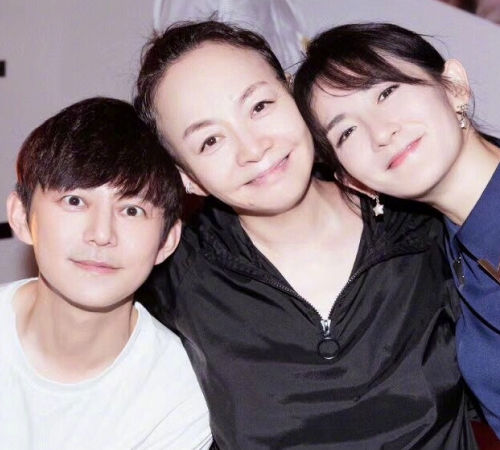 谢娜在跟岳云鹏合照时,谁注意他手的位置,网友