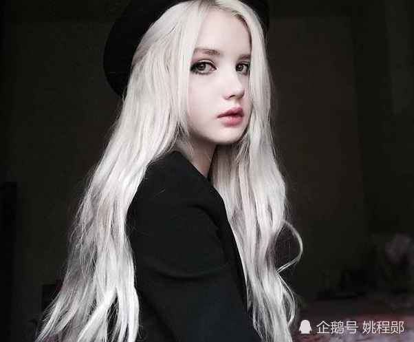 俄罗斯女孩天生银发,高颜值堪称完美,网友戏称:上帝的