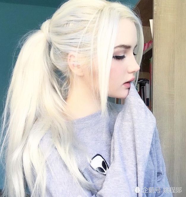 俄罗斯女孩天生银发,高颜值堪称完美,网友戏称:上帝的