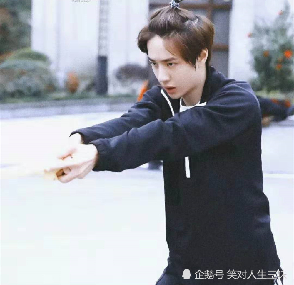 都说王一博是全家最丑,刚开始还不信,直到看见了妈妈年轻时照片