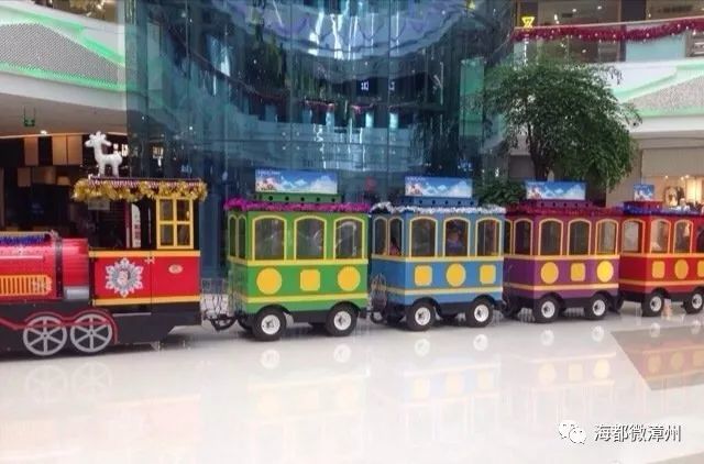 漳州万达广场:小火车翻车 多人受伤
