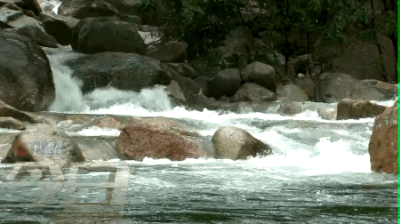 雨水, 山泉水从薄雾缭绕的山峰上倾泻而下, 水流冲击山石发出巨大声响