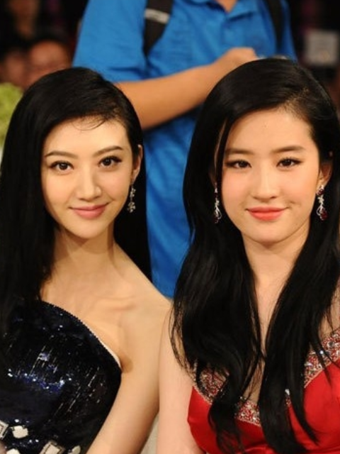 图中是刘亦菲跟景甜合影,俩人都是貌美气质佳,不相上下.