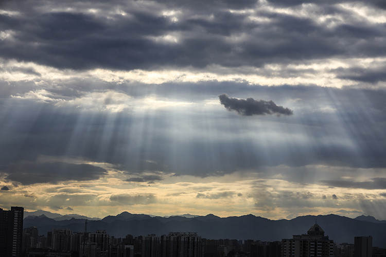 阴雨过后晚霞飞 晴好天气回归京城