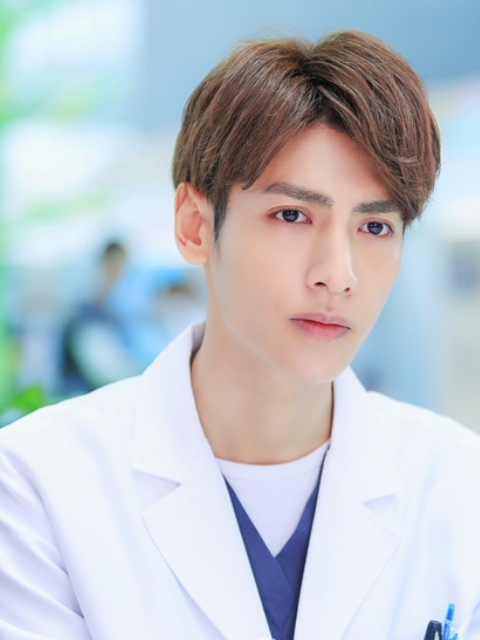 罗云熙主演的《儿科医生》中,饰演阳光帅气,医技超高的医生,还是一位