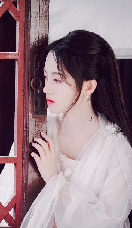 一组古装女神鞠婧祎的美图:双手合十在祈祷的小鞠,美爆了!