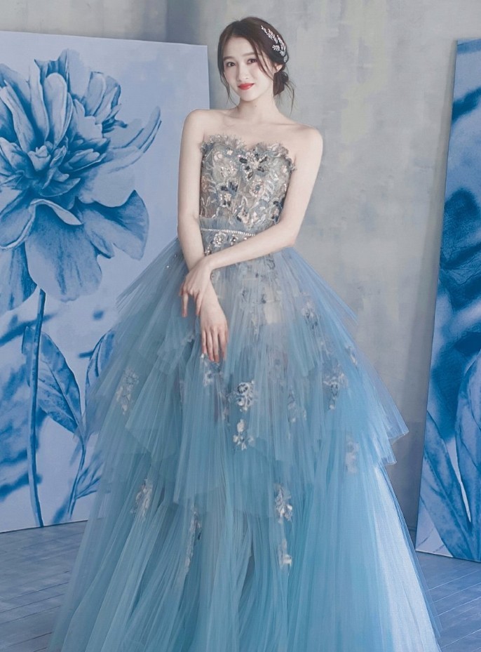 关晓彤穿蓝色的婚纱裙,不仅美得高冷还很有高级感,不再显土气!