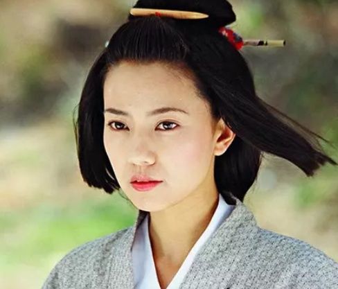高圆圆在《天下第一》中饰演柳生飘絮,外表清纯无辜,内心狠辣无比.