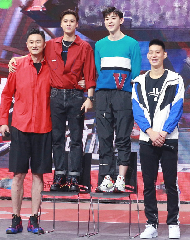 李易峰邓伦两大男神同框,近照曝光网友炸锅,确定不是同龄人?