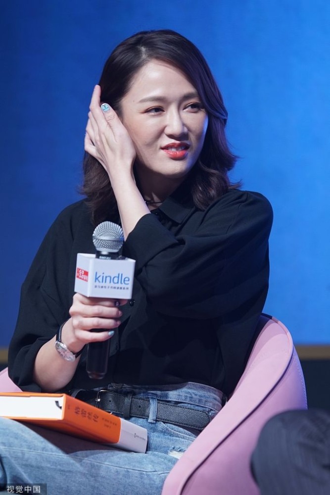 40岁陈乔恩肤白到发光 造型养眼少女感十足