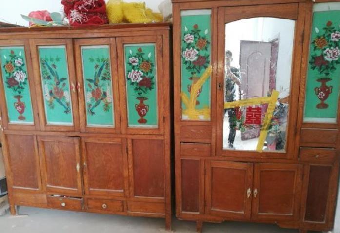 这个是80年代常见的木质衣柜,那个年代的家具,很多都喜欢用贴花来装饰