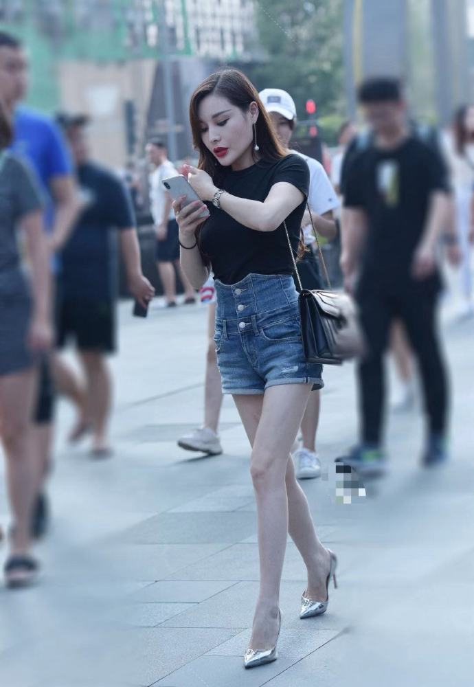 美女街拍:高冷时尚的辣妈,微胖高挑的身材,颇显女人味