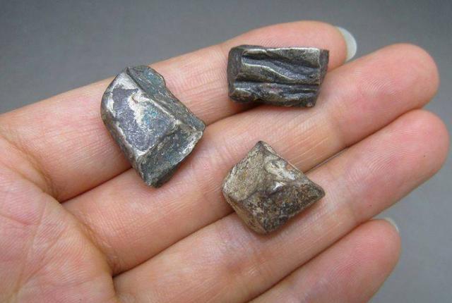 原来古代碎银是这么来的,不用生产,直接砸银锭,一个就