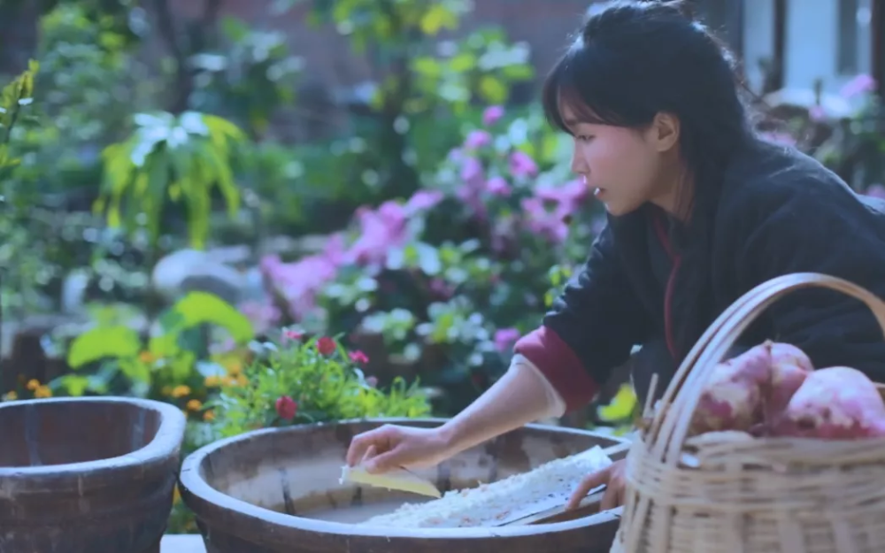 李子柒山间煮制古典美食,陪伴奶奶生活,满是古风味道