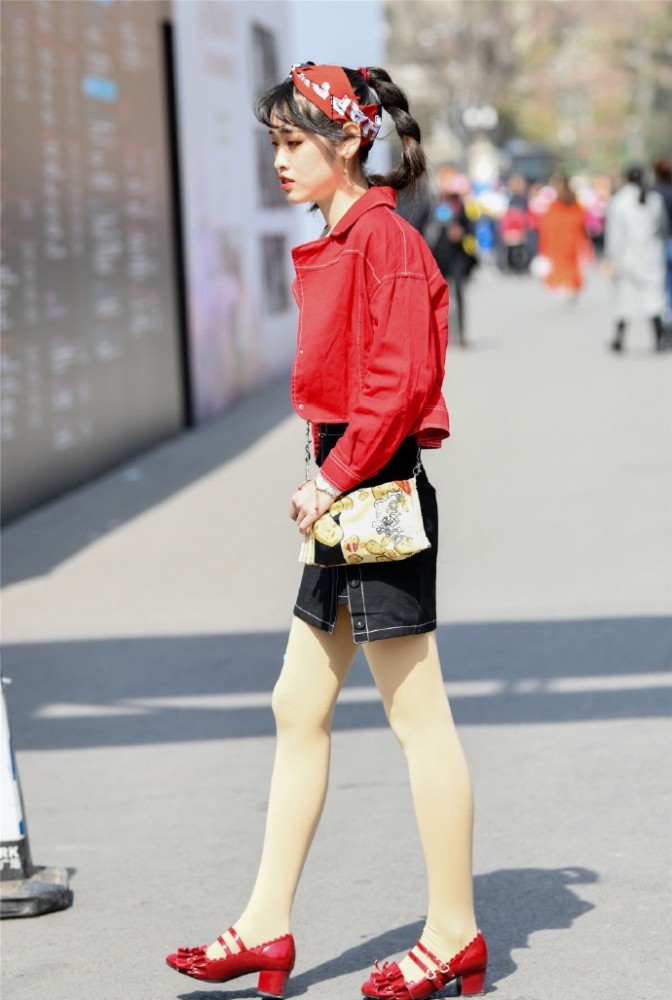 网红街拍:性感小姐姐的精致裙装打扮时髦好看,穿出高级感!