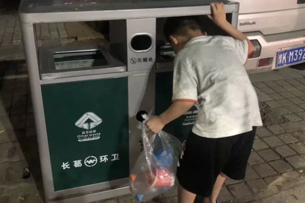 每经过一个垃圾桶,他都要把头探进去瞅瞅,看能不能捡点什么.