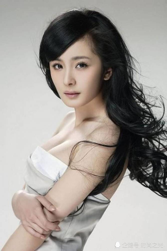 杨幂时尚的手机壁纸,白色短裙魅力无限,女人味十足