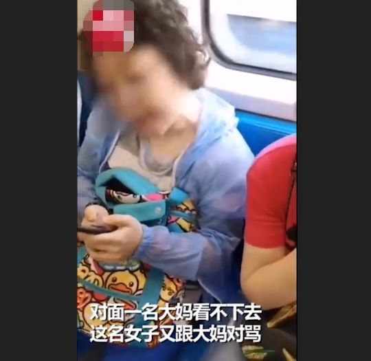 上海大妈地铁抢座,推搡孕妇还口出恶言:小孩生下来也是精神病