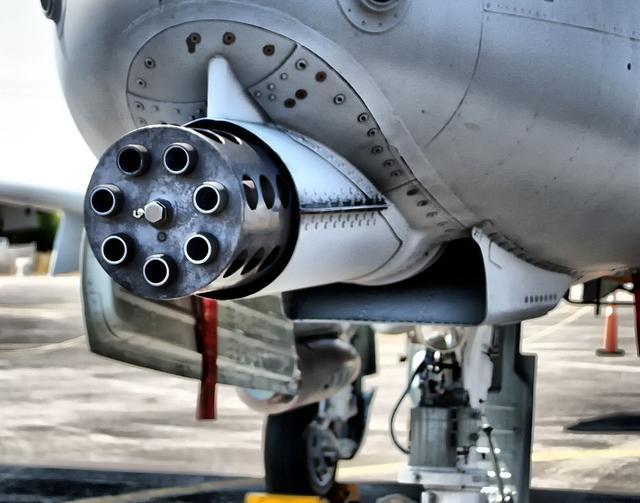 a-10攻击机,疣猪,机翼,空中开罐器,30mmgau-8机炮