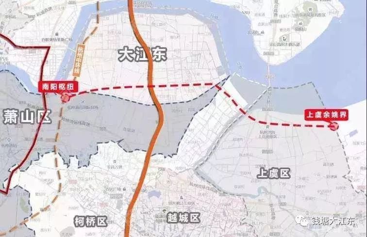 路线向东利用红十五线线位高架(穿机场段采用隧道下穿),向东依次跨