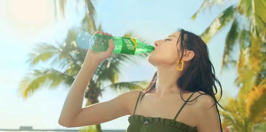 这个迪丽热巴的这个雪碧广告,还有她跟韩国的这个女明星也就是,李成敏