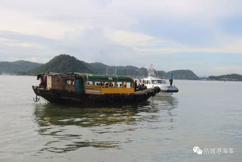 防城港:西湾客渡船非法参与"海上游",被执法人员海上拦截