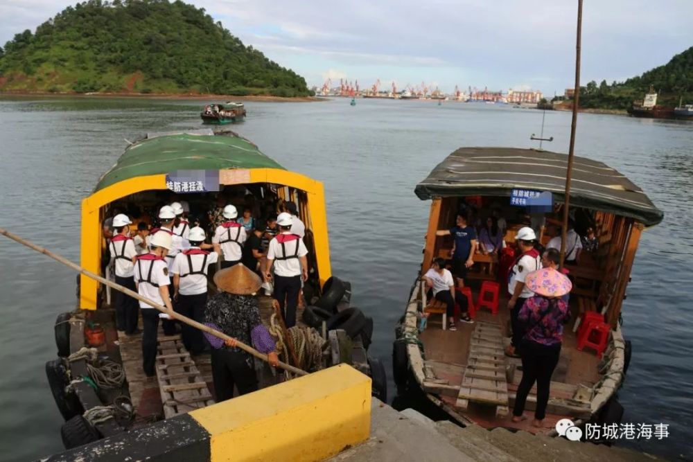 防城港:西湾客渡船非法参与"海上游",被执法人员海上拦截