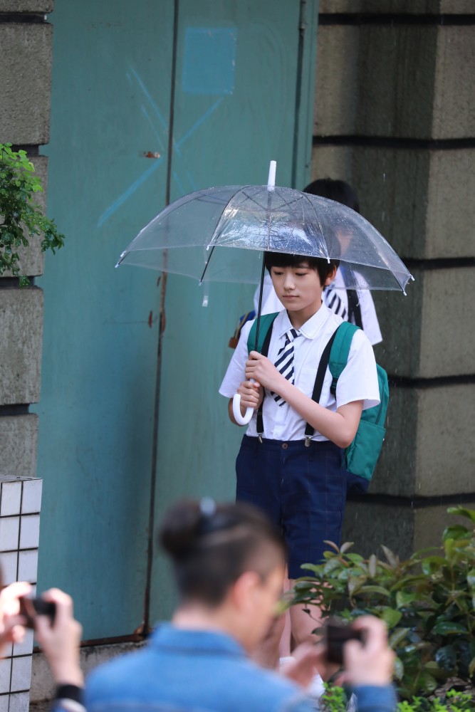 宋亚轩拍戏太敬业,重感冒仍亲自拍淋雨戏