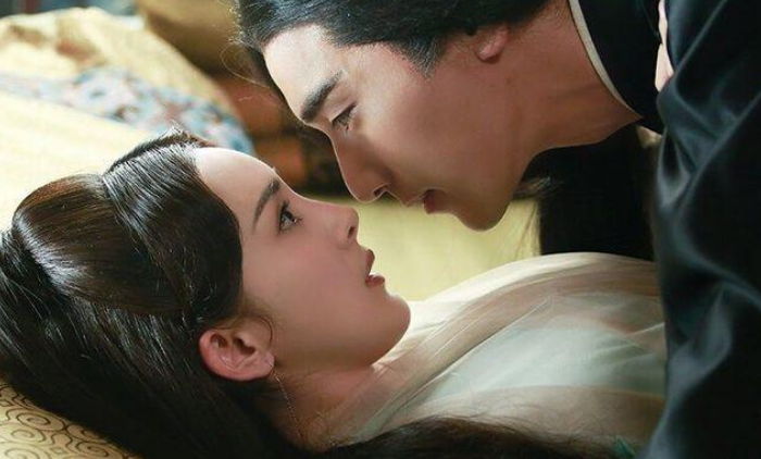 明星拍吻戏有生理反应怎么办?赵丽颖回答耿直,杨幂的回答亮了