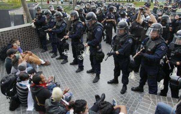 美国执法崇尚暴力无声 管你亲爹祖宗是谁 一言不合直接爆头枪决 看点快报