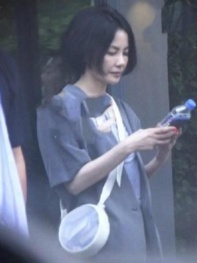 王菲素颜陪女儿逛街,当镜头拉近她的真实脸蛋,网友:天