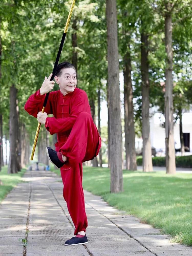 60岁六小龄童穿中国红耍金箍棒,跃地一尺多高还是最帅