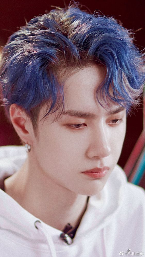 这张王一博的蓝头发也是非常靓丽,好像一个精灵一般!