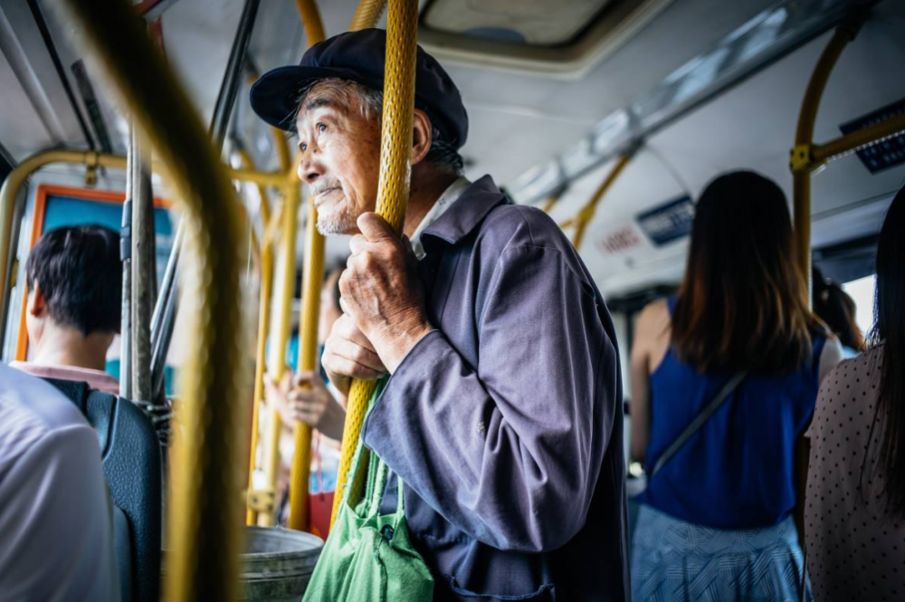 老人地铁上逼孕妇让座,00后这一语众人点赞,乘客:这才