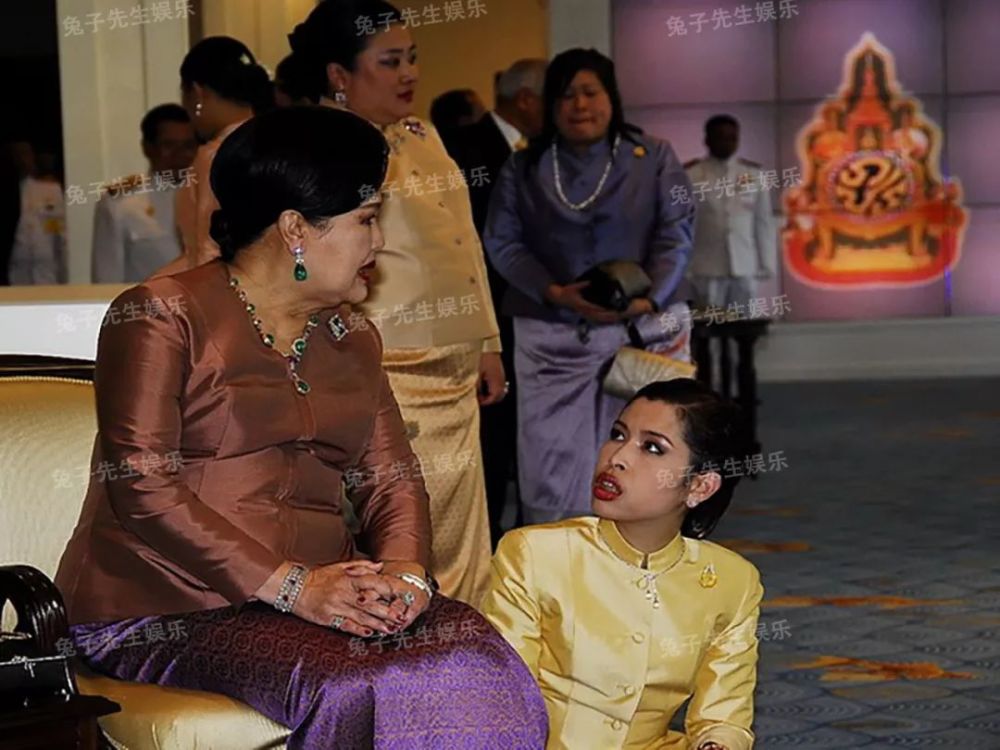 当地时间8月16日,玛哈国王的小妹朱拉蓬公主前往曼谷健康中心和学前