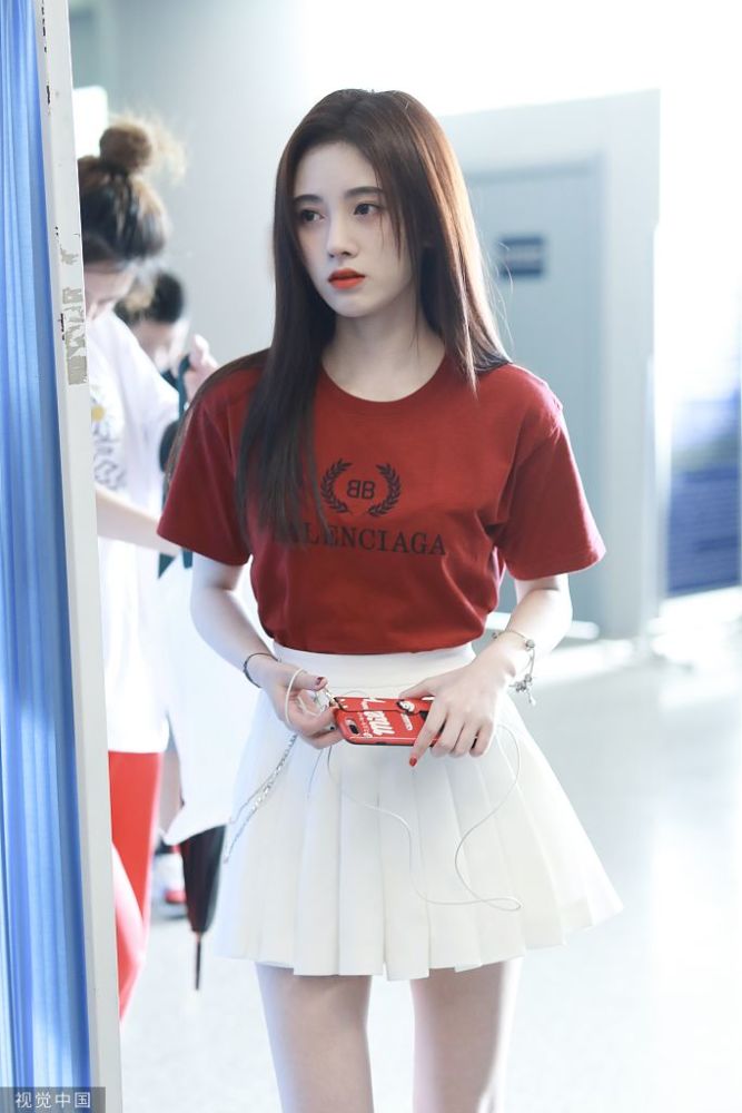 四千年一出美女鞠婧祎青涩校园风,红色短袖搭配白色小