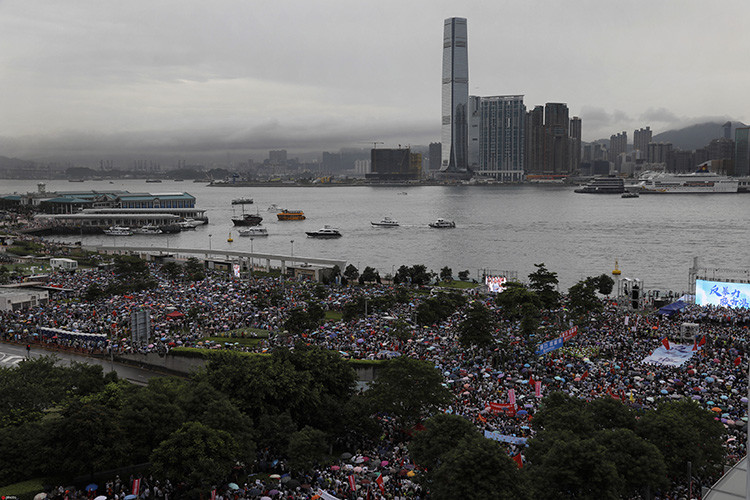 香港市民冒雨来到"反暴力,救香港"大集会现场.