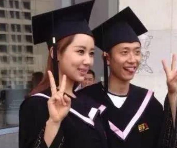 张一山大学毕业照一夜走红,却被旁边的李现表情抢镜,网友笑喷了