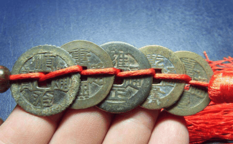 3,在卧室里放上五帝钱