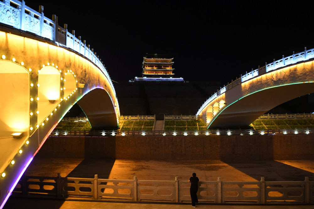 8月17日拍摄的会宁钟鼓楼夜景.新华社记者 马宁 摄