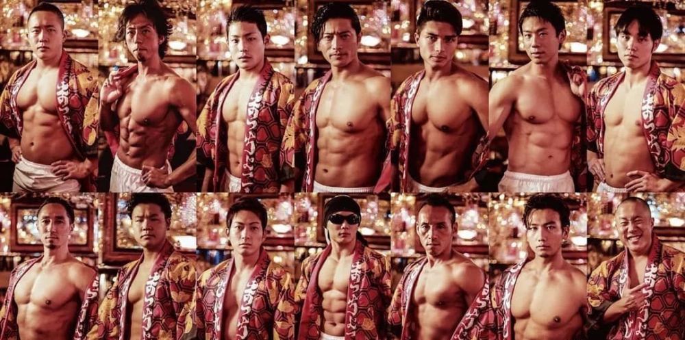 筋肉男卖刨冰花招迭出 围观客忙付款交口称赞 看点快报