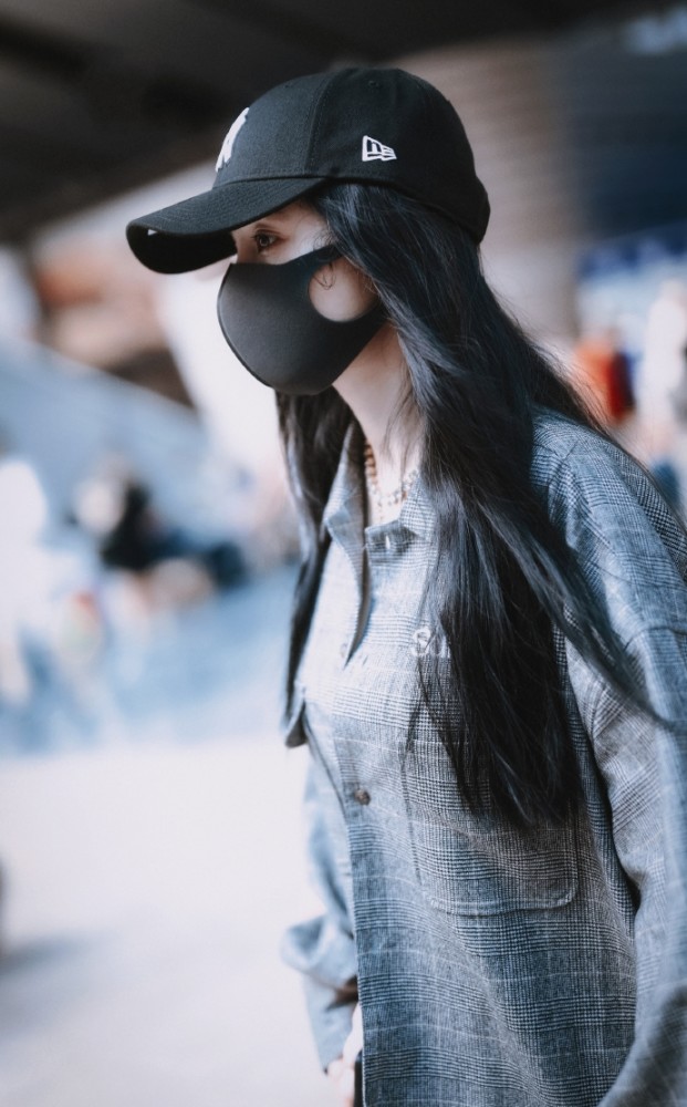 杨幂机场照被疯传,看清她的"珍珠腿"后,网友:我不配拥有