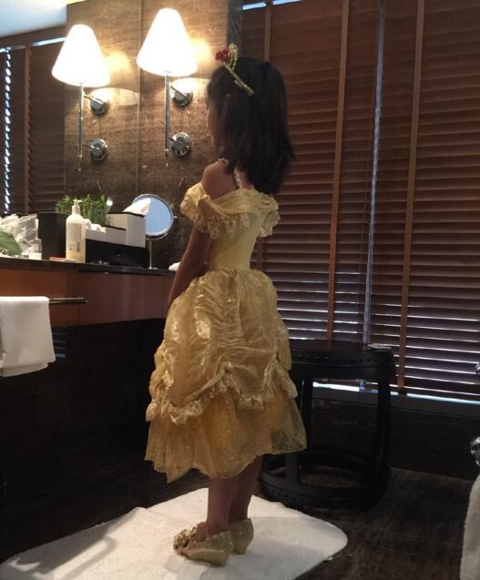 马伊璃小女儿偷穿姐姐高跟鞋