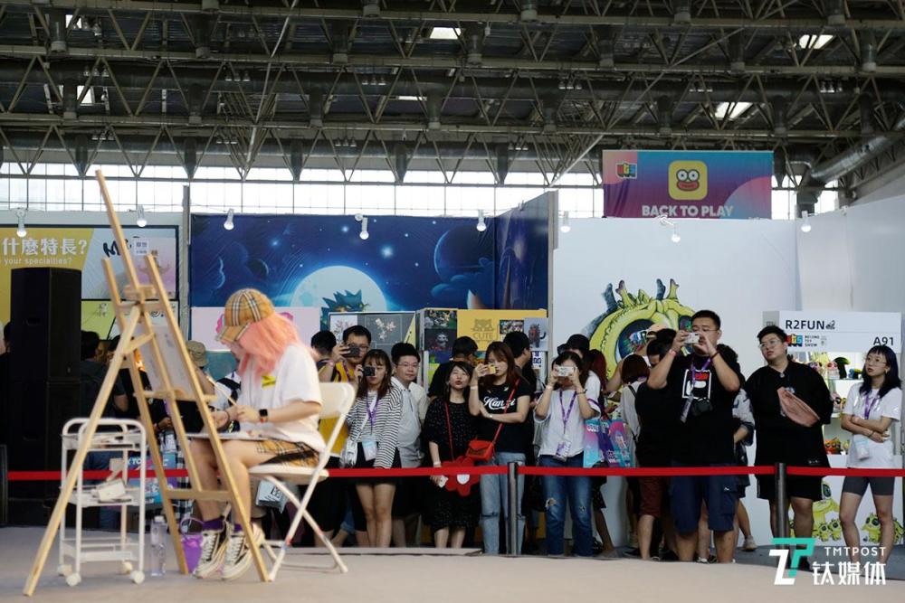 位知名设计师,艺术家以及品牌齐聚北京,近千款展会限定潮玩展示并发售