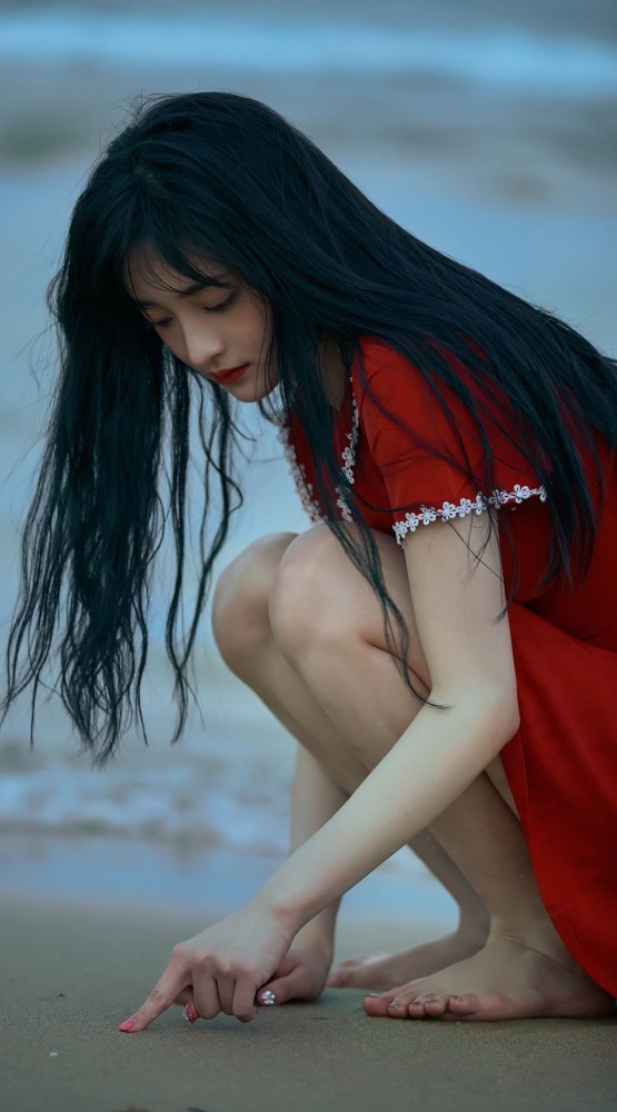 周洁琼 红色连衣裙海边美拍 清新靓丽