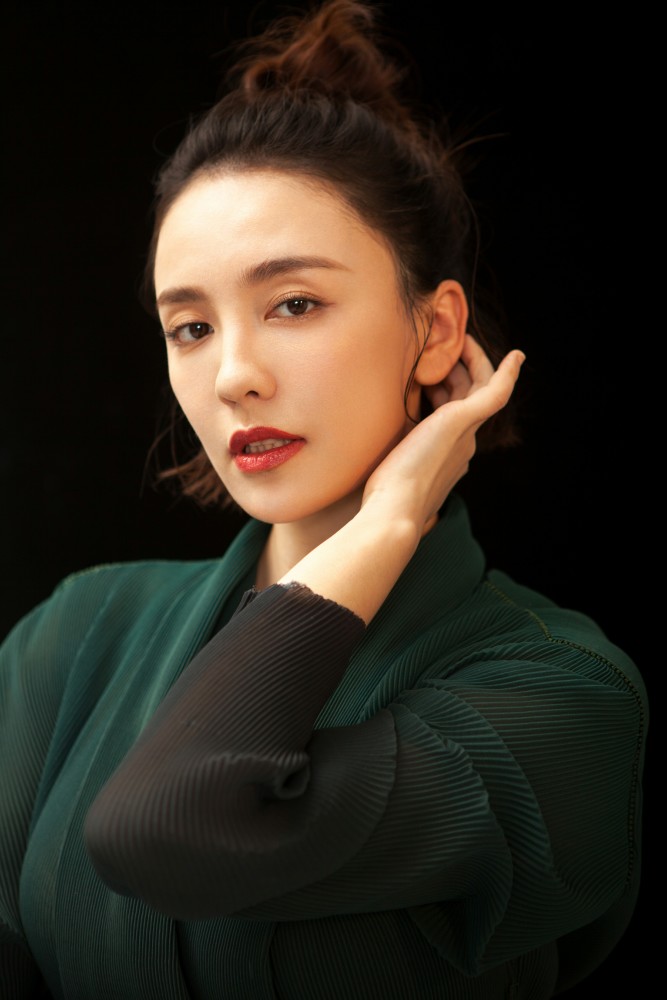 分享一组明星照片:吕佳容时尚写真,温柔又优雅