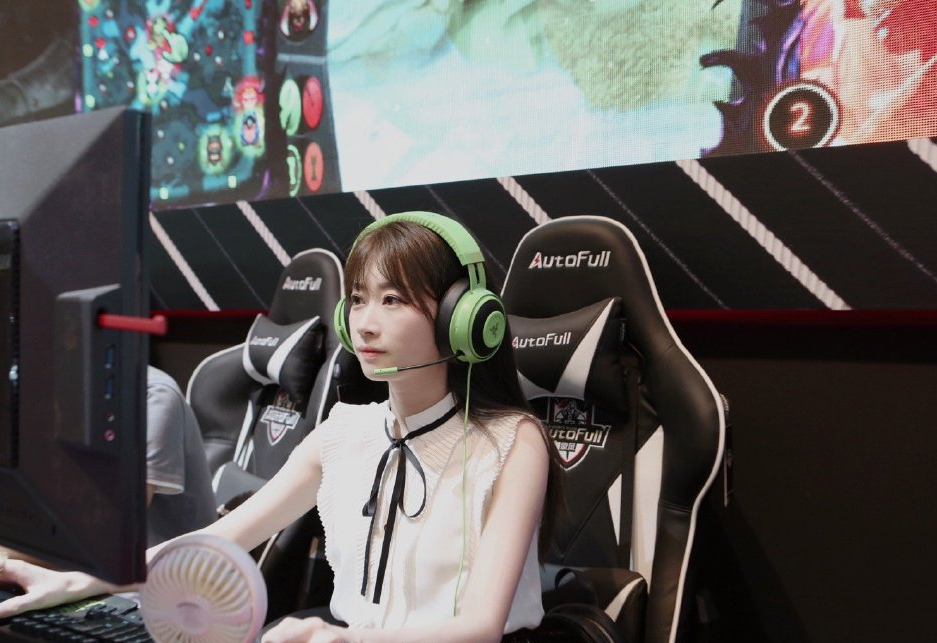 dota2女解说颜值被质疑坦克,ams实力拯救,不愧是圣腿皇