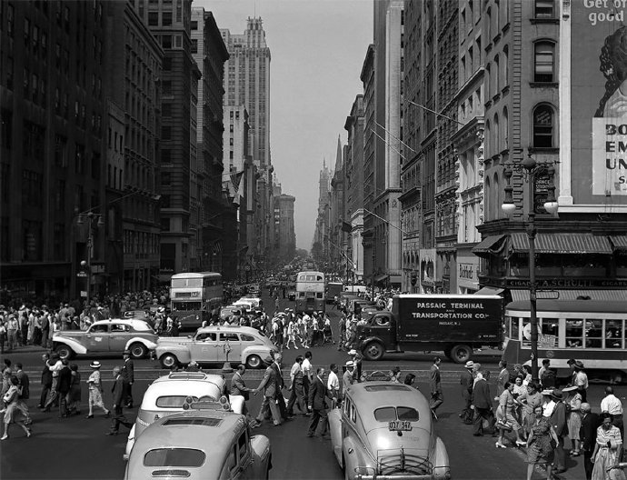 老照片:1940年的美国纽约,高楼大厦遍布,那时就在堵车