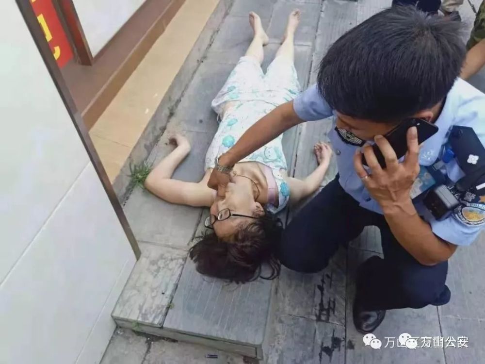 铜仁万山:女子乘车中暑晕倒 交警掐人中救命